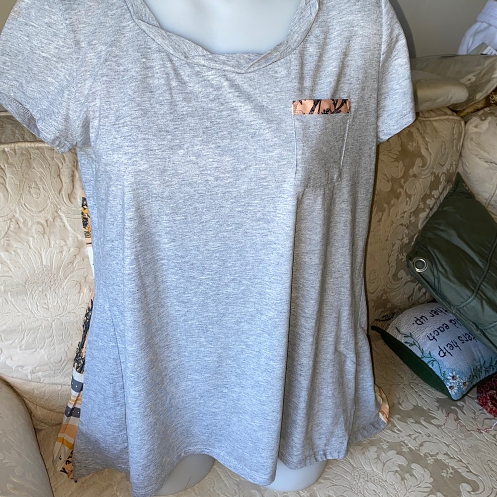 Style & Co women’s Gray Pocket Tee Shirt with Floral Pleated Back Size Small